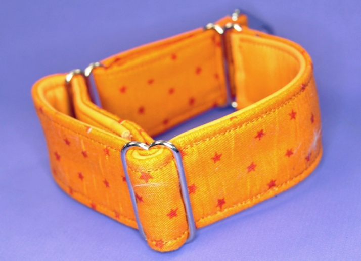 Orange Stars - oranger Grund, rote Sternchen und orange Lederfütterung